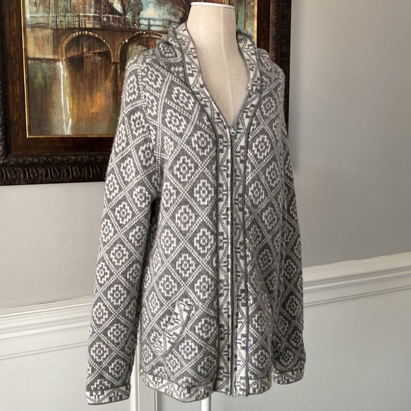 Sweater With Hood! Gray & White - Picture 2 of 7